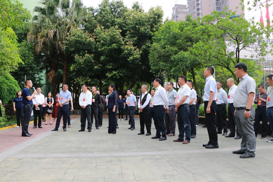 德陽(yáng)市、中江縣人大代表到繼光實(shí)驗(yàn)學(xué)校調(diào)研.JPG