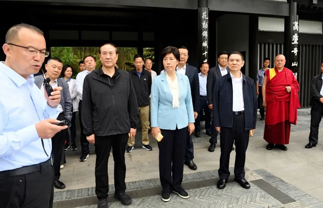 考察組在世園會主會場中華園藝展區(qū)成都園聽取有關(guān)情況介紹。記者 姜寒冬 攝.jpg