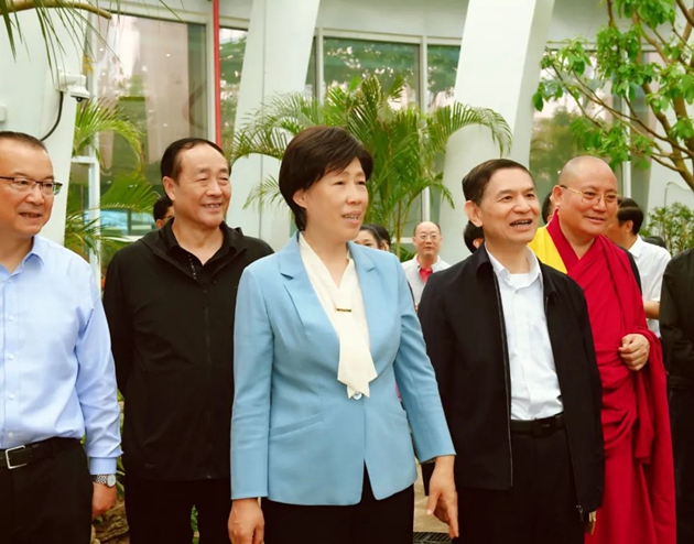 考察組在世園會主會場植物館考察展陳情況。記者 姜寒冬 攝.jpg