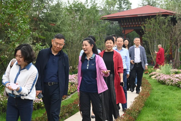 考察組在世園會國際園藝展區(qū)考察。記者 姜寒冬 攝.jpg